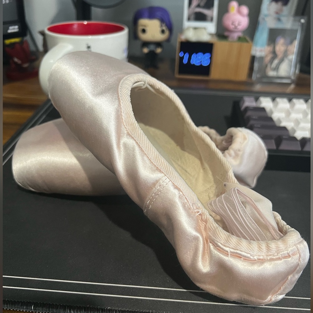 Worn-Once Russian Pointe Mabe - 37 1/2 W4 SF (3/4 Shank)